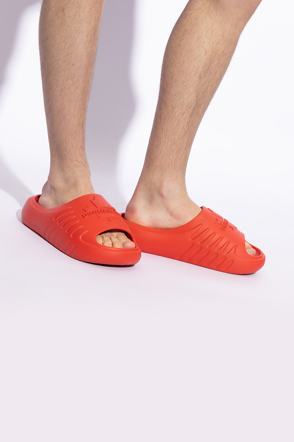 【送料&関税込】Dsquared2 dumbo Slides DSQUARED2 logo-embossed Slides | Black | FARFETCH OM